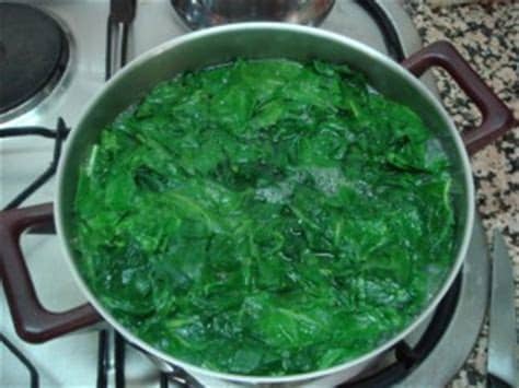 Si desea blanquearlas antes de cocinarlas, mejorando así su sabor, ponga a hervir una olla grande de agua y luego sale con nota: Cómo cocinar espinacas > Recetas Vegetarianas - Vegetomania