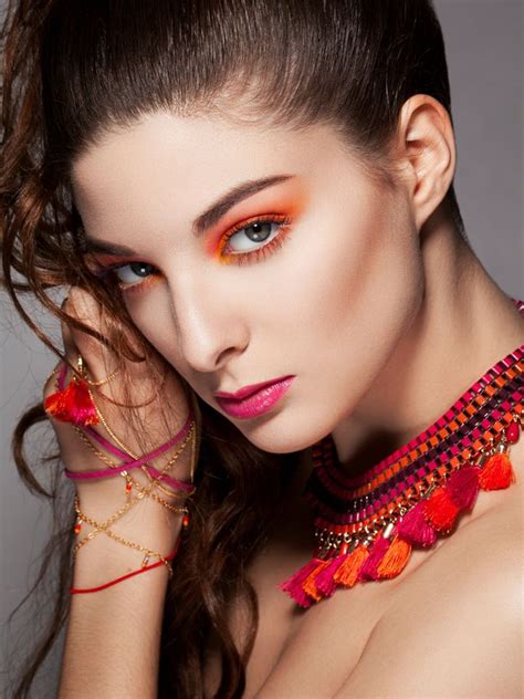 Face Modeling Necklace Photo Alessandra Velia