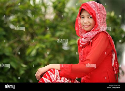 Muslimisches Mädchen In Einem Roten Outfit Stockfoto Bild 59027368 Alamy