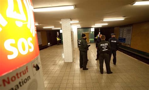 Mann von U Bahn überrollt und in Lebensgefahr B Z Stimme Berlins