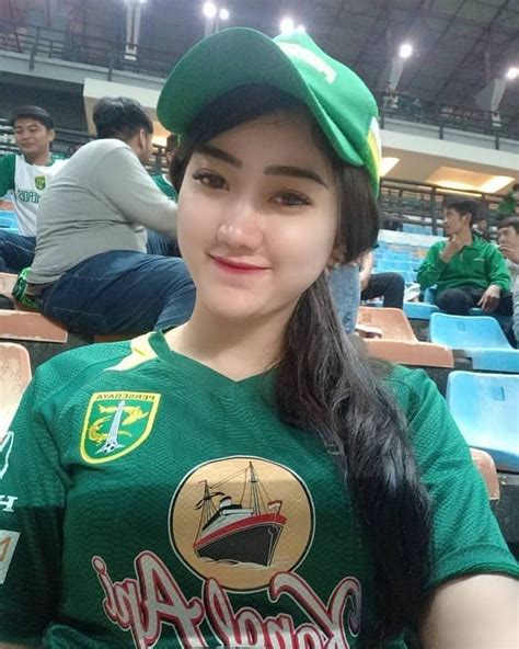 Bidadari Tribun Persebaya Surabaya Bonek Wanita Cantik Bonita Suporter Sepak Bola Liga Indonesia