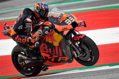 Unlike his rivals who pitted to change tyres, binder opted to stay out on slicks and skilfully held off the field to win the 11th round of the motogp season. MotoGP Red Bull Ring 1 J2 : alerte enlèvement ! on ...