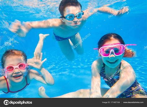 Imagenes De Niños Nadando Un Niño Nadando En El Mar Imagen Vectorial