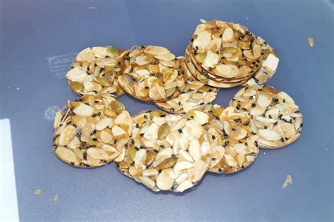 Almond crunchy coklat dua bahan mudah sangat nak buat.hanya guna dua bahan sahaja iaitu coklat dan badam sahaja. Kuali Hangus: Biskut Florentine / Crunchy Caramel Almond
