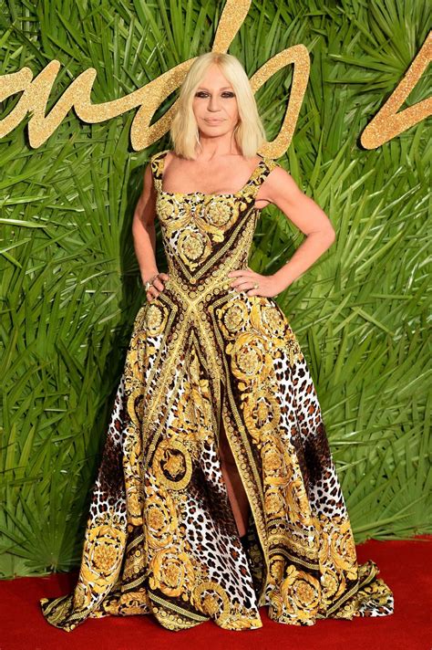 Fashion Awards 2017 Donatella Versace Riceve Il Fashion Icon Stile