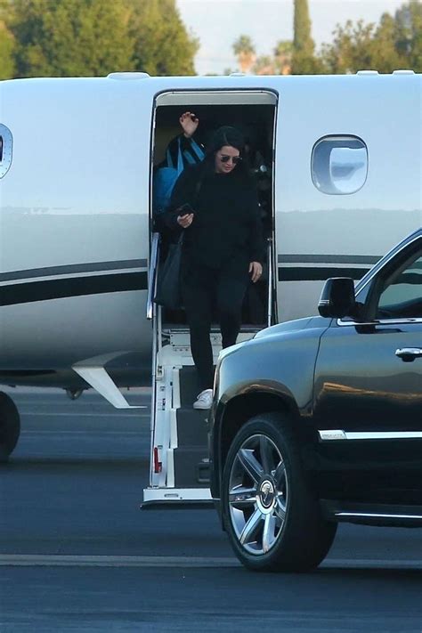 Selena Gomez Arriving With Friends To A Private Jet 08 Gotceleb