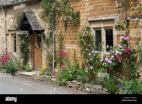 Cottage Roses Around The Door Hi Res Stock Photography And Images Alamy