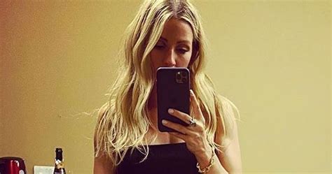 Ellie Goulding Shows Off Ripped Athletic Figure In