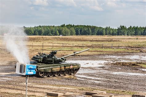 훈련장에서 움직이는 러시아 T80 탱크 공학에 대한 스톡 사진 및 기타 이미지 공학 교통수단 구소련 Istock