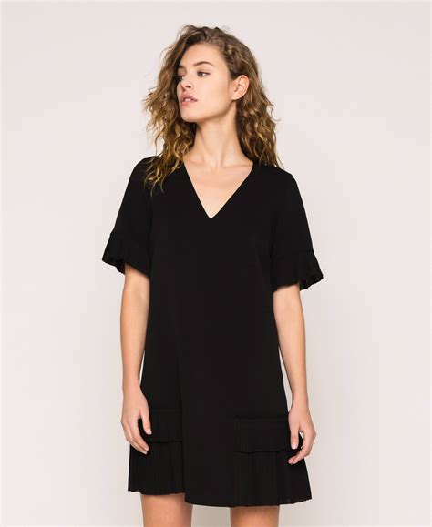 Abito corto in morbida seta drappeggiata con scollatura a incrocio. Abito in georgette con plissé Donna, Nero | TWINSET Milano