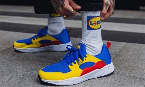 The blue, yellow and red shoes are sold by the german supermarket chain for €12.99. Claquettes, chaussettes, sneakers : Lidl balance sa collection