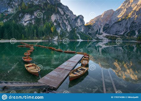 Magnifique Paysage De Montagne Italienne Lake Lago Di Braies Photo