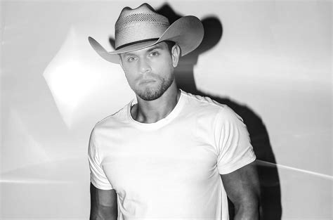Dustin Lynch Launches New Ep With Sultry Single Ridin Roads Exclusive Premiere