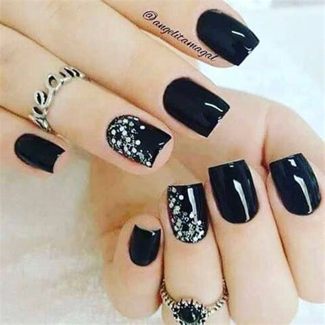 Un esmalte negro dramático con 5. +80 Diseños de uñas decoradas color negro | Decoración de ...