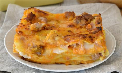 La salsa besciamella o semplicemente besciamella è utilizzata soprattutto come condimento per le lasagne e le paste al forno e rappresenta. Lasagne con zucca, salsiccia e besciamella: la ricetta di ...