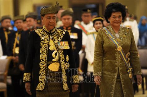 Bagaimana sultan pertama selangor diangkat sebagai sultan di selangor dan penceritaan ini amat berkait rapat dengan sultan perak yang ke 16 yang pada masa itu negeri perak diperintah oleh sultan mahmud syah ii. Tiada sebarang upacara sambutan sempena Hari Keputeraan ...
