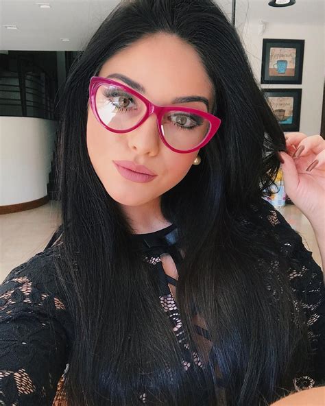Chica Posando Para Una Selfie Mientras Ense A Sus Lentes De Color Rosa