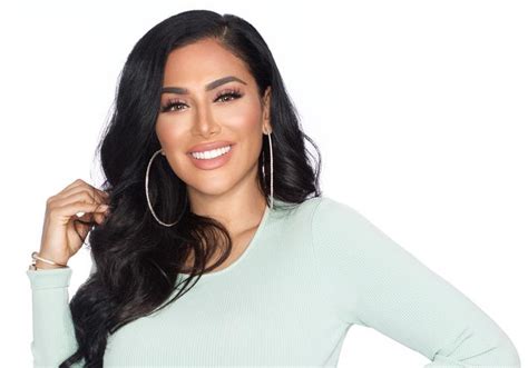 Huda Kattan Net Worth Beauty Blogger From Dubai Ultimate Celebrity Stories That Will Inspire You