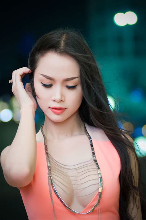 1001 kiểu khoe ngực lộ liễu của người đẹp Việt