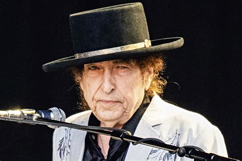 Singer, songwriter, song and dance man. Aos 79, Bob Dylan fala da morte e mantém aura enigmática ...