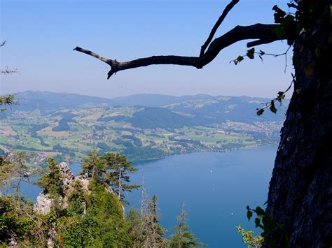 Hoch über Dem Gipfelkreuz Des Kleinen Schönberg Mit Blick Zum Traunsee