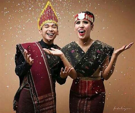 Sedangkan mengutip dari kamus besar bahasa indonesia, pakaian adat adalah pakaian resmi khas. Foto Prewedding: Tips untuk Tema + Tempat Foto + Harga ...