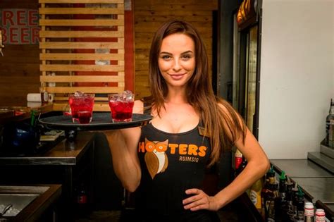 Hooters Girls Share Waitressing Secrets From Customer Fetishes To Boosting Cleavage Daily Star