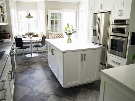 It is a highly flexible design that can be adapted to many sizes and styles of kitchens. L shaped kitchen with island photos | Hawk Haven