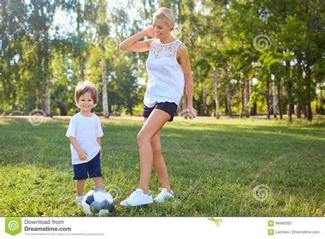Una Madre Está Jugando Con Su Hijo En La Bola En El Parque