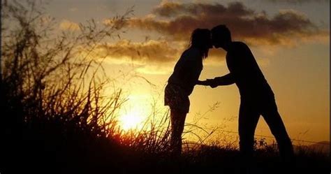 Sunset Kiss Holding Hands Couple Cute