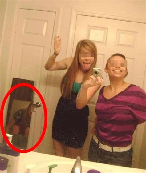 Selfie Fails From People Who Forgot To Check Their Background Elite Readers