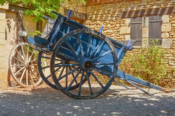 A vendre roue de char ou charette a prendre sur vends un moyeu de roue de charette pour decoration. Photos, illustrations et vidéos de charette