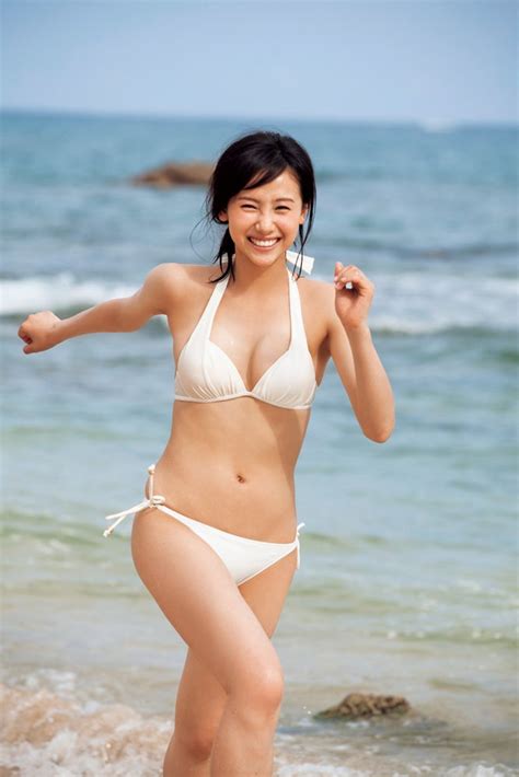 現役女子高生モデルが初水着 白ビキニで大人ボディ開放 モデルプレス