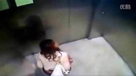 This Smartly Dressed Woman Poo In A Lift Photos Naijafinix