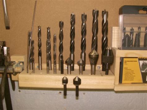 Diese halterung bringen sie auf der entsprechenden höhe an die wand an. Verschiedene Halterungen für verschiedene Werkzeuge an der ...