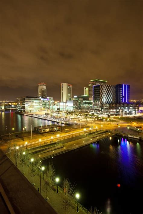 Cidade De Manchester Na Noite Foto De Stock Imagem De Cidade Nuvem