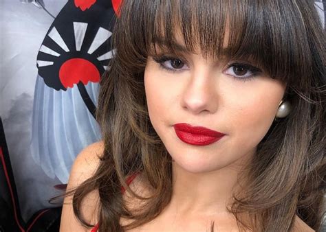 Selena Gomez Is Gorgeous In Rare Beauty Makeup Celebrity Insider