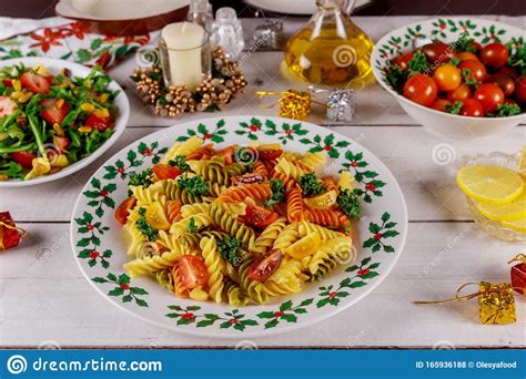 Broccoli apple & bacon pasta salad.christmas is the most conventional of finnish festivals. Festive Pasta Salads : Festive Pesto Pasta Salad | Crumb ...