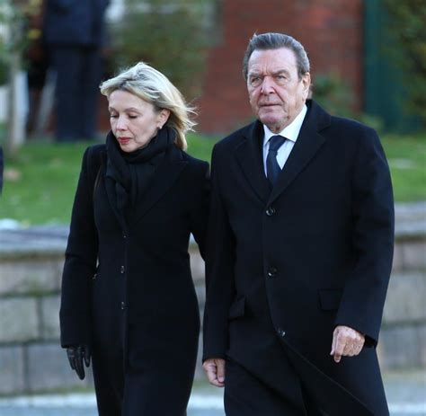 Er war von 1990 bis 1998 ministerpräsident von niedersachsen und von oktober 1998 bis november 2005 der siebte bundeskanzler. Dank Frau Kim: Gerhard Schröder, 73, total verknallt - WELT