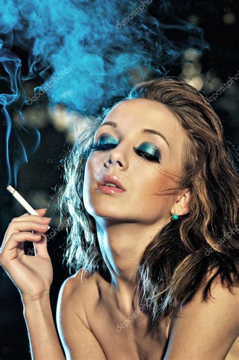 Sexy Mädchen Zigarette Rauchen Der Nacht Club Stockfotografie Lizenzfreie Fotos