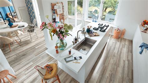 Fliesen oder parkett, vinyl oder laminat? Perfekter Küchenboden: Laminat hält allen Anforderungen in ...