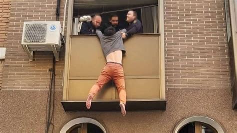 Un hombre se tira por la ventana tras ser agredido por su mujer y la Policía evita su caída