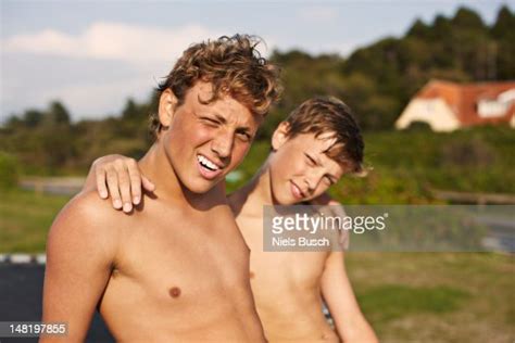 Souriant Jeunes Garçons Se Détendre En Plein Air Photo Getty Images