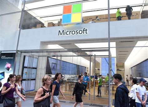 Microsoft Employees Meet With Ceo Nadella To Protest Treatment Of Women