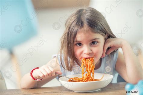 Linda Niña Niña Comiendo Espaguetis Boloñese En Foto De Stock 1984705