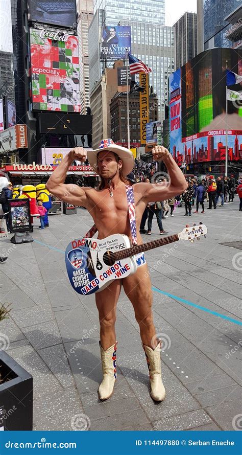 vaquero desnudo en times square new york city imagen editorial imagen de asoleado icono