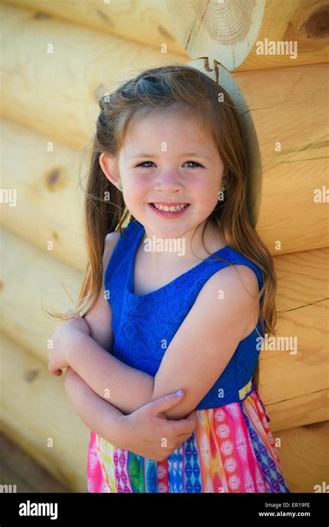 niña bonita de 4 años fotografías e imágenes de alta resolución alamy