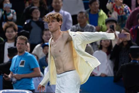 Jannik Sinner loses and withdraws from next event