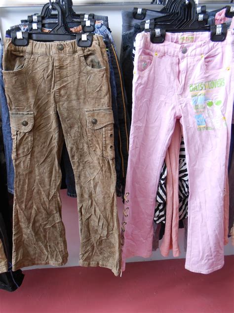 Seluar jeans kurus kelihatan sangat comel dan kasual apabila dipasangkan dengan flat ballerina yang sederhana. Pink Bundle: PB Info - Pilihan pakaian untuk Kanak-Kanak