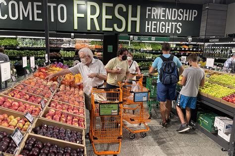 Hundreds Line Up As Amazon Fresh Opens In Chevy Chase Wtop News